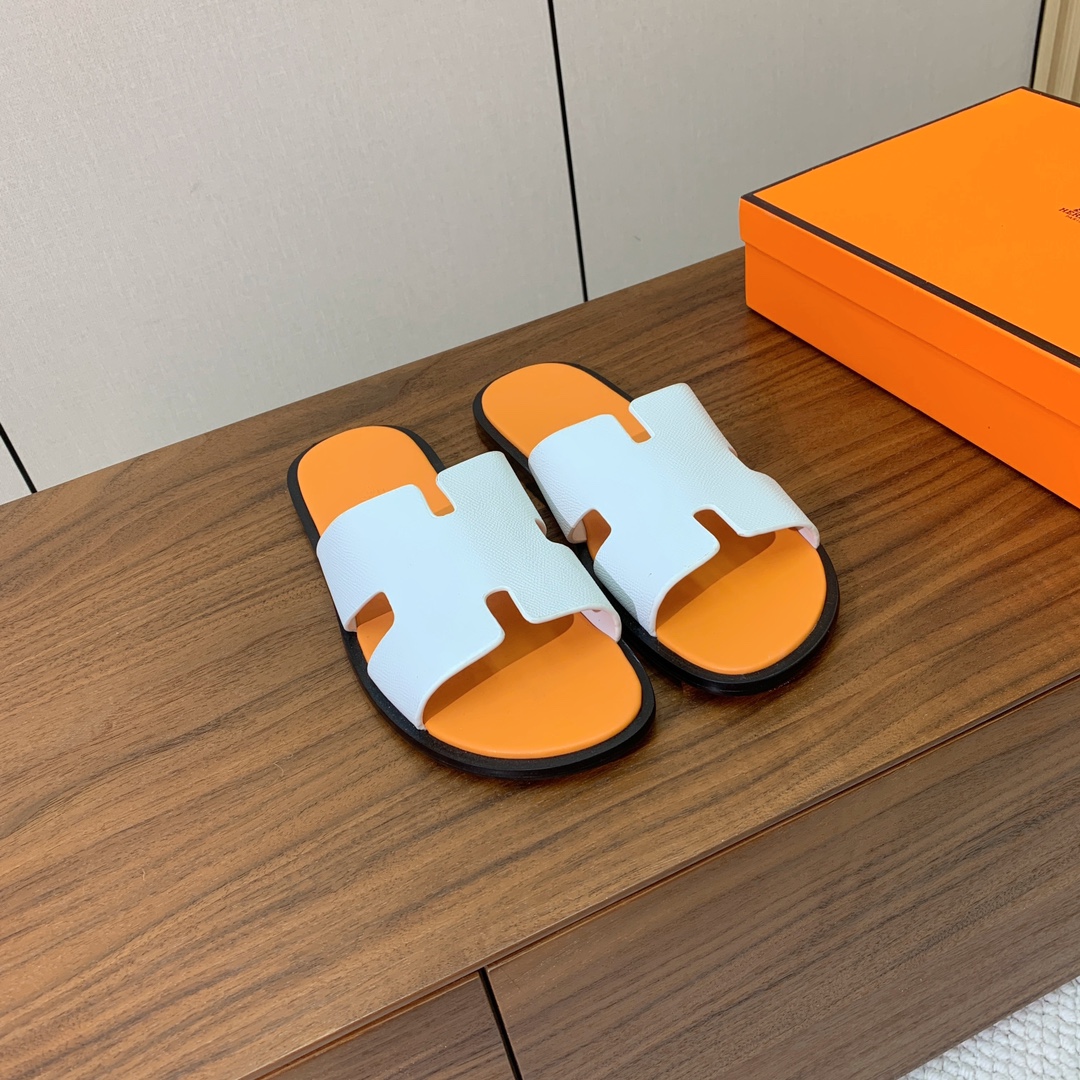【Herm*s】情侣款H拖系列。经典简约时尚百搭，以“H”标志性图案鞋面为灵感打造休闲造型。鞋面定制进口