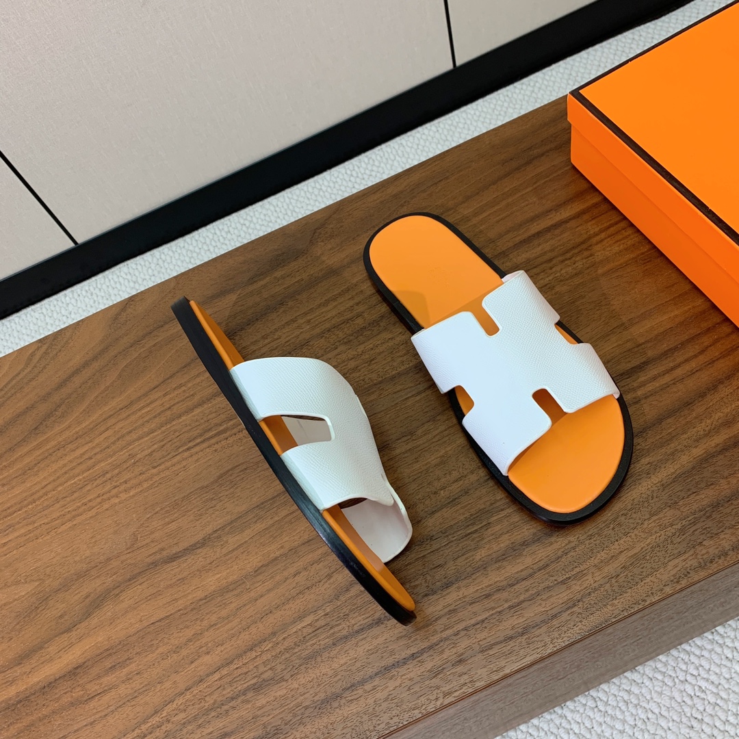 【Herm*s】情侣款H拖系列。经典简约时尚百搭，以“H”标志性图案鞋面为灵感打造休闲造型。鞋面定制进口