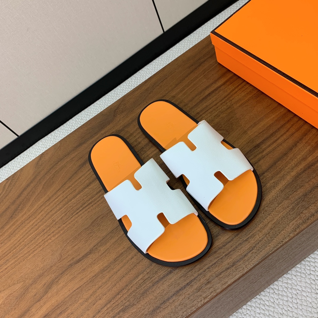 【Herm*s】情侣款H拖系列。经典简约时尚百搭，以“H”标志性图案鞋面为灵感打造休闲造型。鞋面定制进口