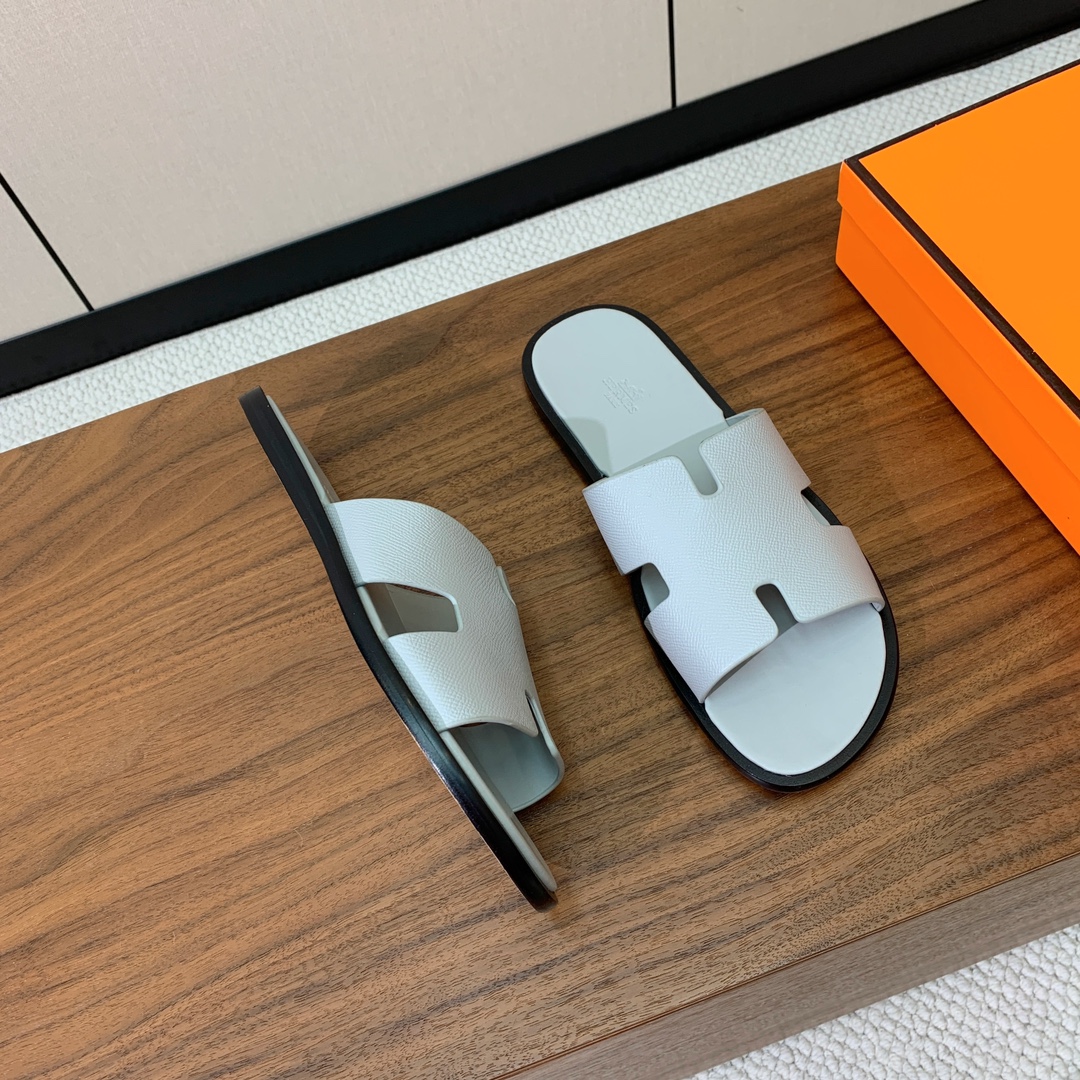 【Herm*s】情侣款H拖系列。经典简约时尚百搭，以“H”标志性图案鞋面为灵感打造休闲造型。鞋面定制进口