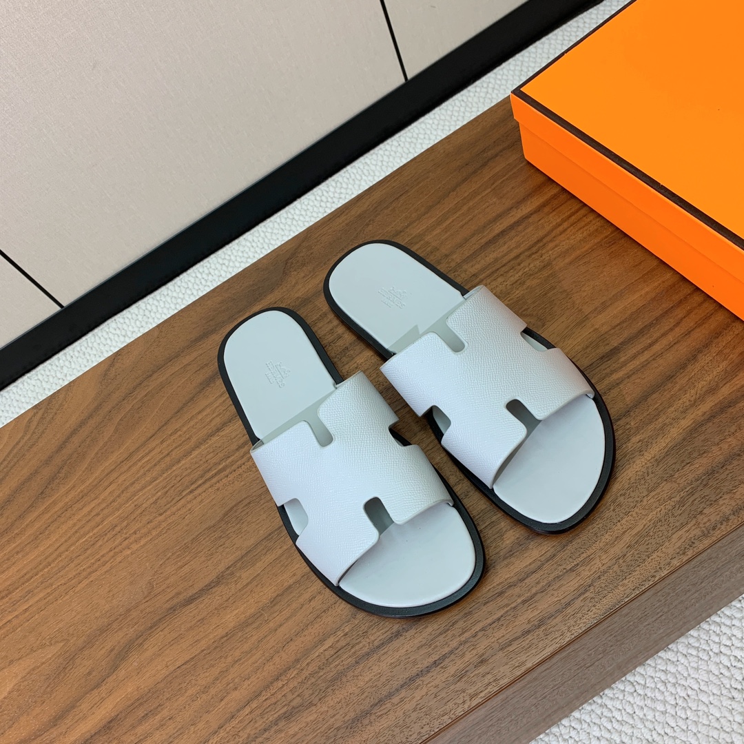【Herm*s】情侣款H拖系列。经典简约时尚百搭，以“H”标志性图案鞋面为灵感打造休闲造型。鞋面定制进口