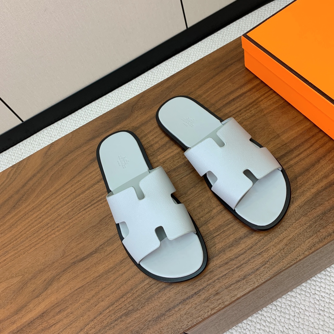 【Herm*s】情侣款H拖系列。经典简约时尚百搭，以“H”标志性图案鞋面为灵感打造休闲造型。鞋面定制进口