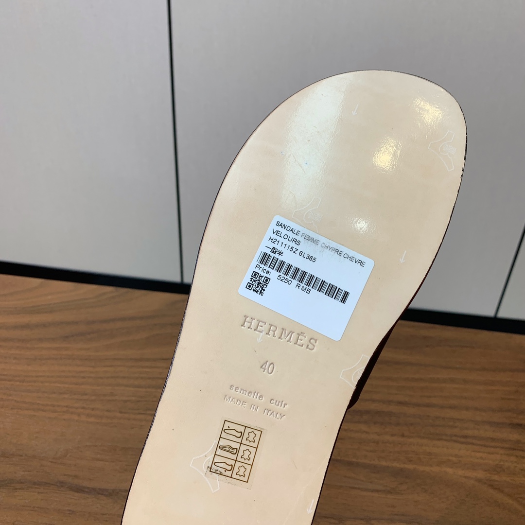 【Herm*s】情侣款H拖系列。经典简约时尚百搭，以“H”标志性图案鞋面为灵感打造休闲造型。鞋面定制进口