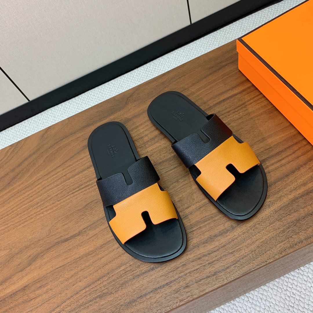 【Herm*s】情侣款H拖系列。经典简约时尚百搭，以“H”标志性图案鞋面为灵感打造休闲造型。鞋面定制进口
