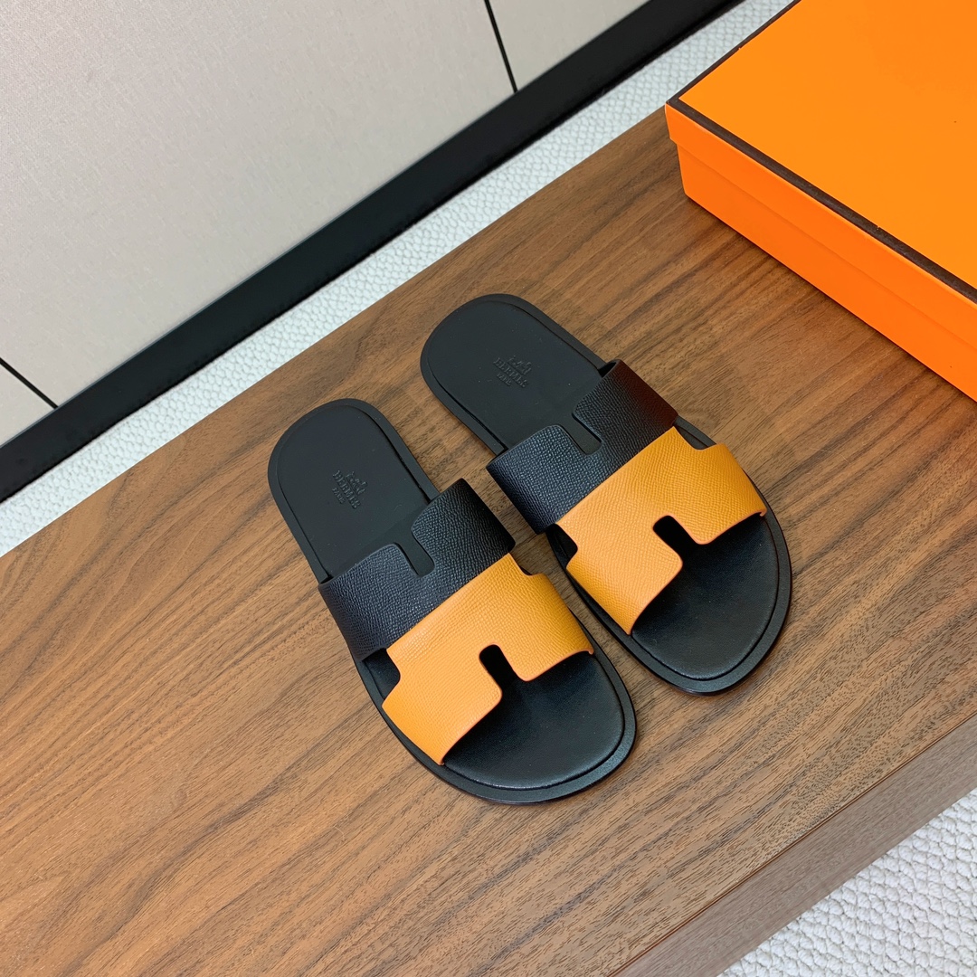 【Herm*s】情侣款H拖系列。经典简约时尚百搭，以“H”标志性图案鞋面为灵感打造休闲造型。鞋面定制进口