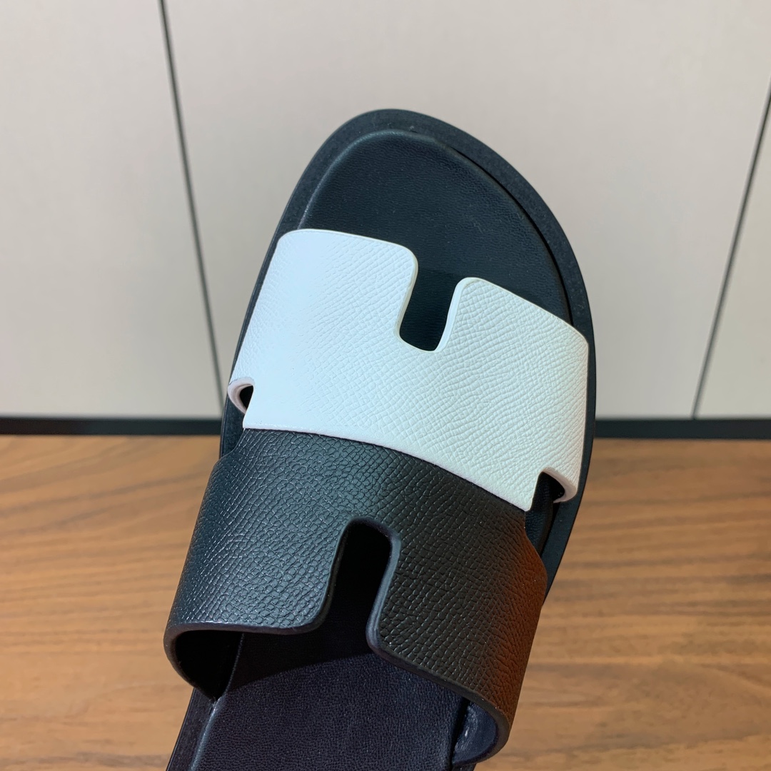 【Herm*s】情侣款H拖系列。经典简约时尚百搭，以“H”标志性图案鞋面为灵感打造休闲造型。鞋面定制进口