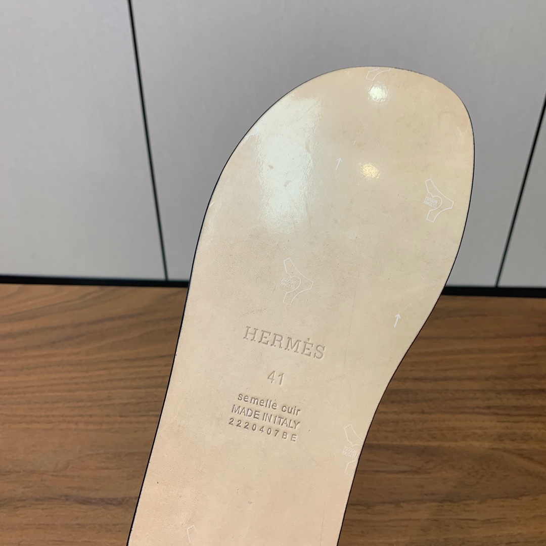 【Herm*s】情侣款H拖系列。经典简约时尚百搭，以“H”标志性图案鞋面为灵感打造休闲造型。鞋面定制进口