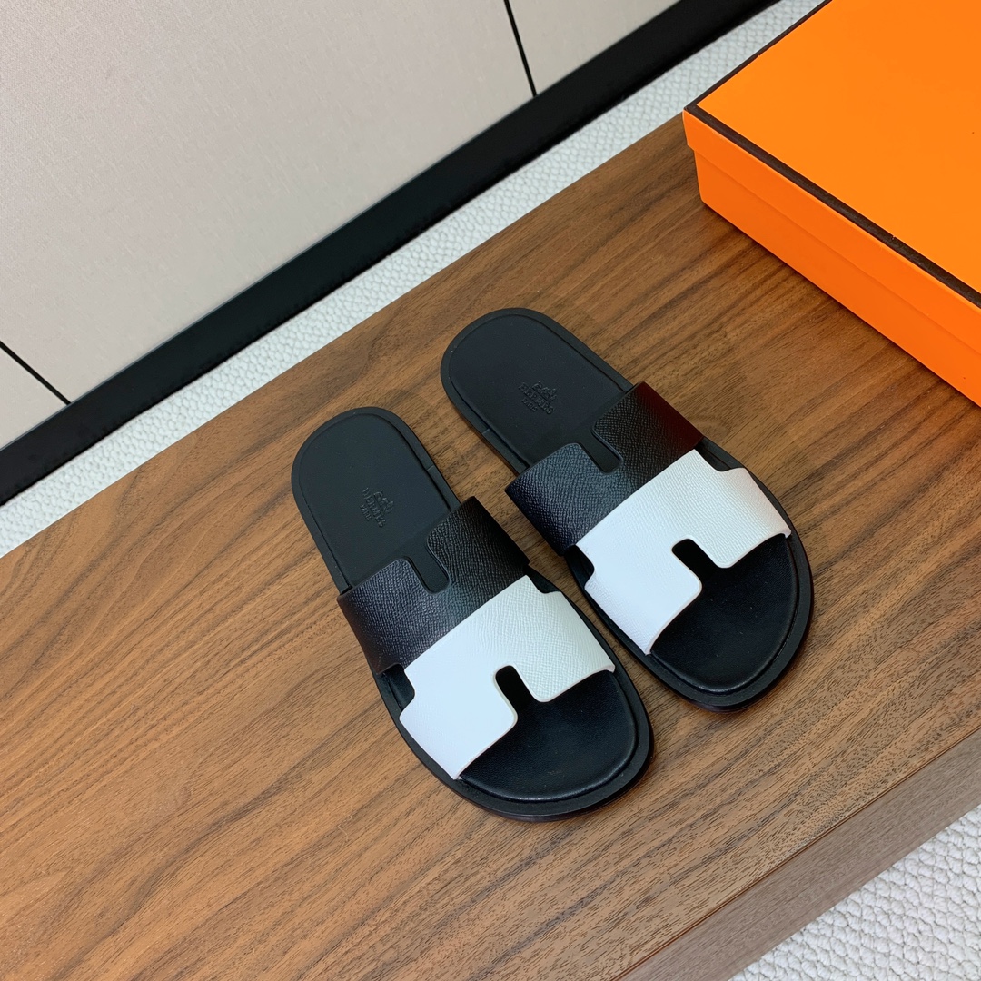 【Herm*s】情侣款H拖系列。经典简约时尚百搭，以“H”标志性图案鞋面为灵感打造休闲造型。鞋面定制进口