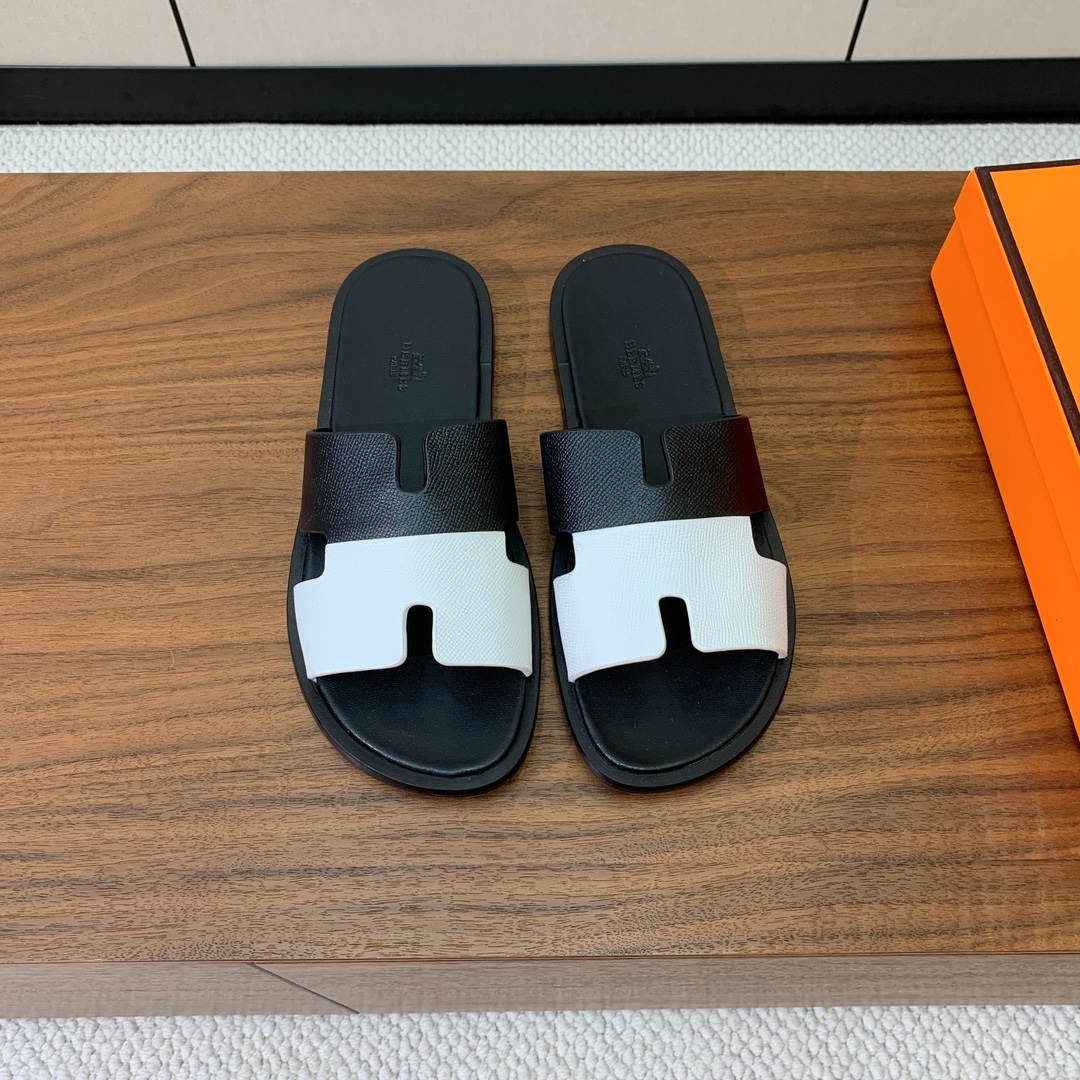 【Herm*s】情侣款H拖系列。经典简约时尚百搭，以“H”标志性图案鞋面为灵感打造休闲造型。鞋面定制进口