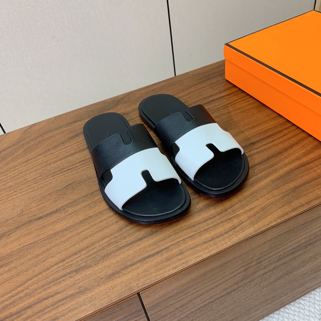 【Herm*s】情侣款H拖系列。经典简约时尚百搭，以“H”标志性图案鞋面为灵感打造休闲造型。鞋面定制进口