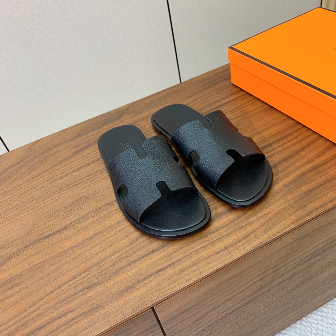 【Herm*s】情侣款H拖系列。经典简约时尚百搭，以“H”标志性图案鞋面为灵感打造休闲造型。鞋面定制进口