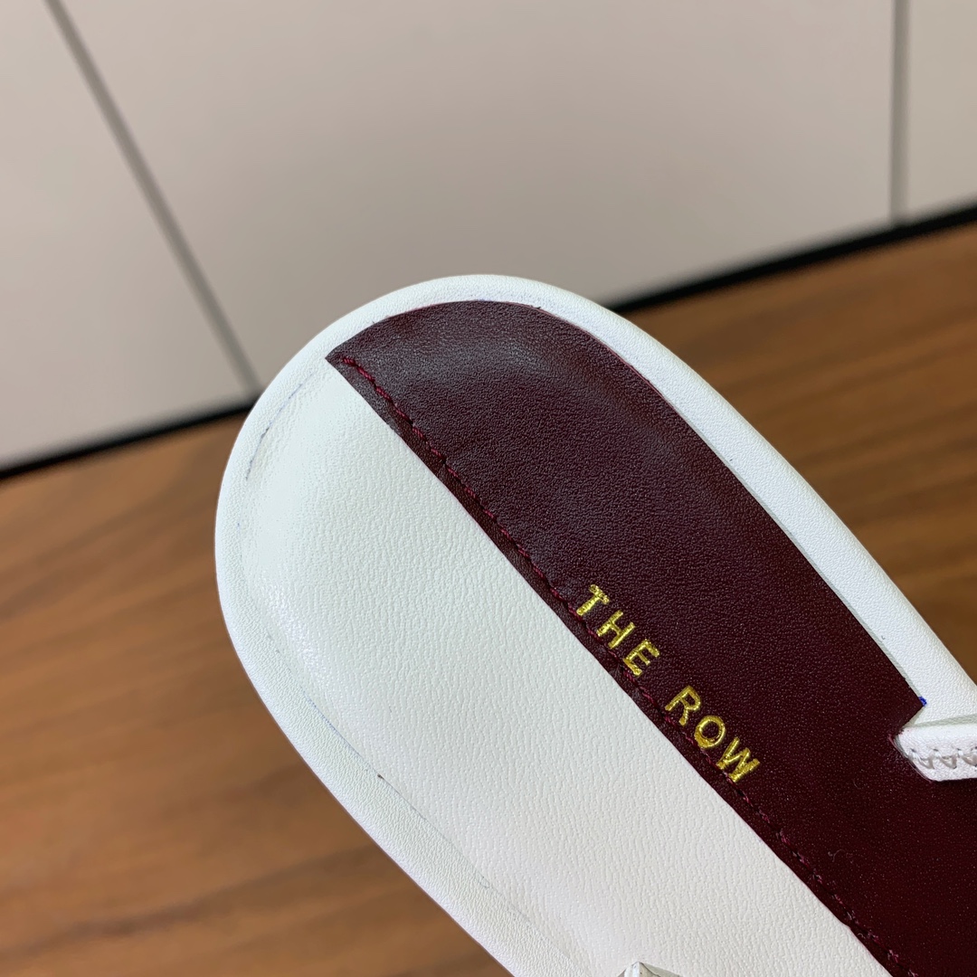 【The row】交叉带凉鞋。超强设计感，线条简洁流畅。虽然没有过多的元素点缀，但真的很高级很百搭！鞋面