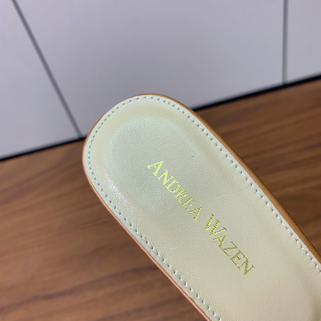 【Anderea Wazen】网钻拖鞋。非常的美，上脚无敌了。鞋面进口网面烫钻。羊皮垫脚。真皮大底，跟高