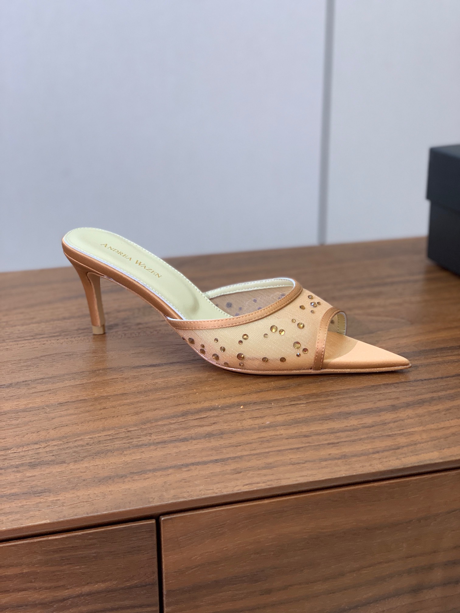 【Anderea Wazen】网钻拖鞋。非常的美，上脚无敌了。鞋面进口网面烫钻。羊皮垫脚。真皮大底，跟高