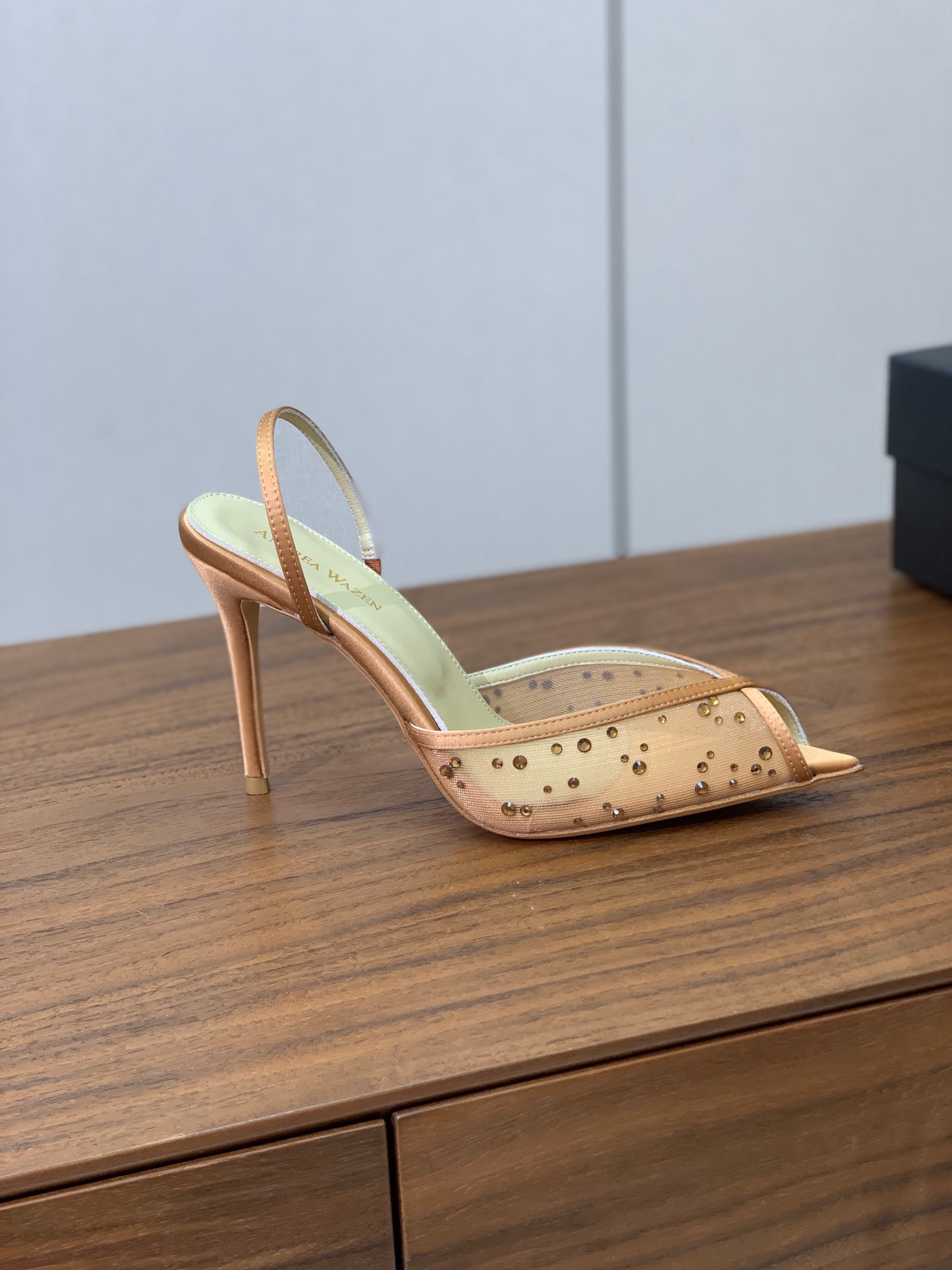 【Anderea Wazen】网钻凉鞋。非常的美，上脚无敌了。鞋面进口网面烫钻。羊皮垫脚。真皮大底，跟高