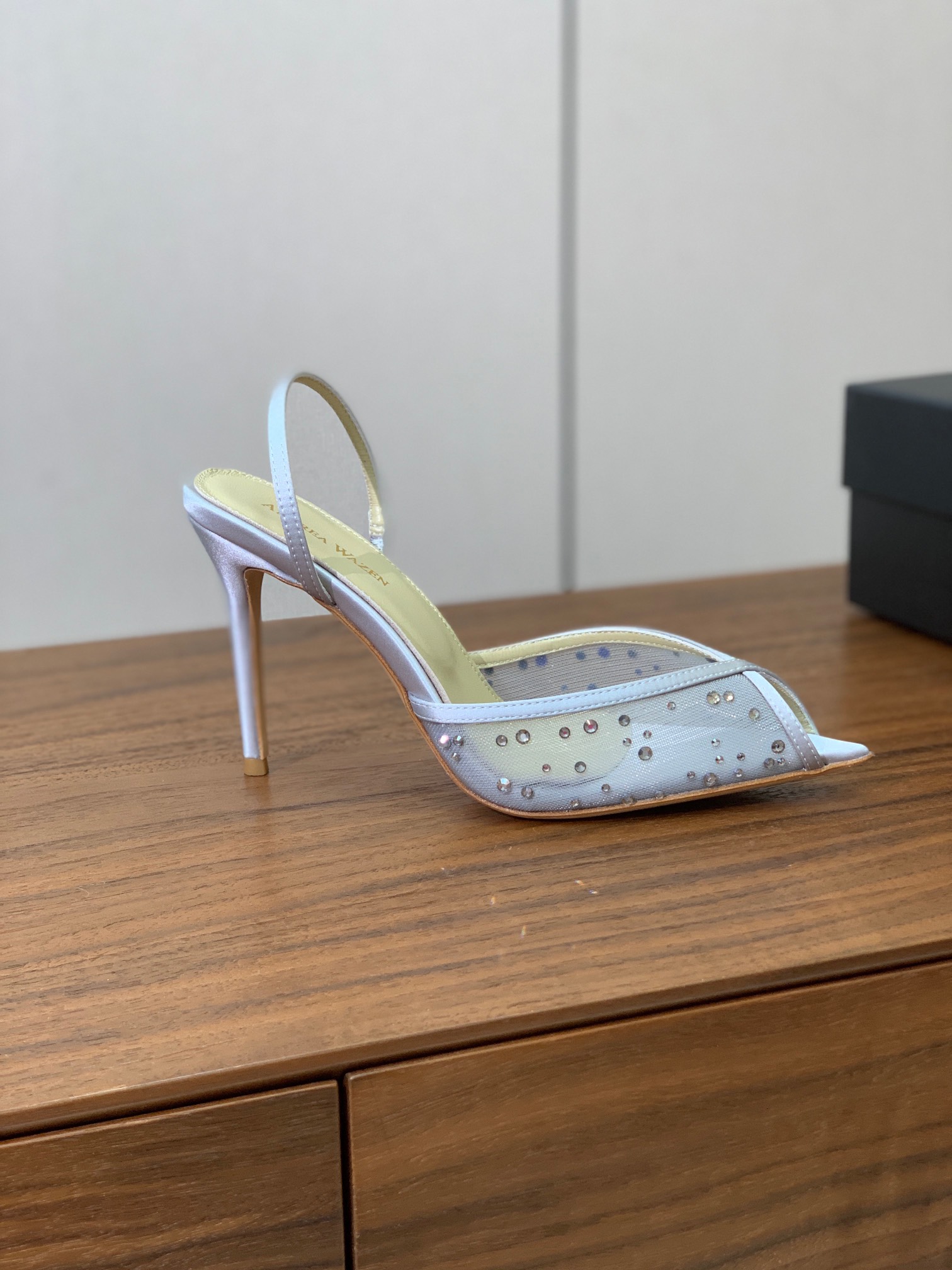 【Anderea Wazen】网钻凉鞋。非常的美，上脚无敌了。鞋面进口网面烫钻。羊皮垫脚。真皮大底，跟高