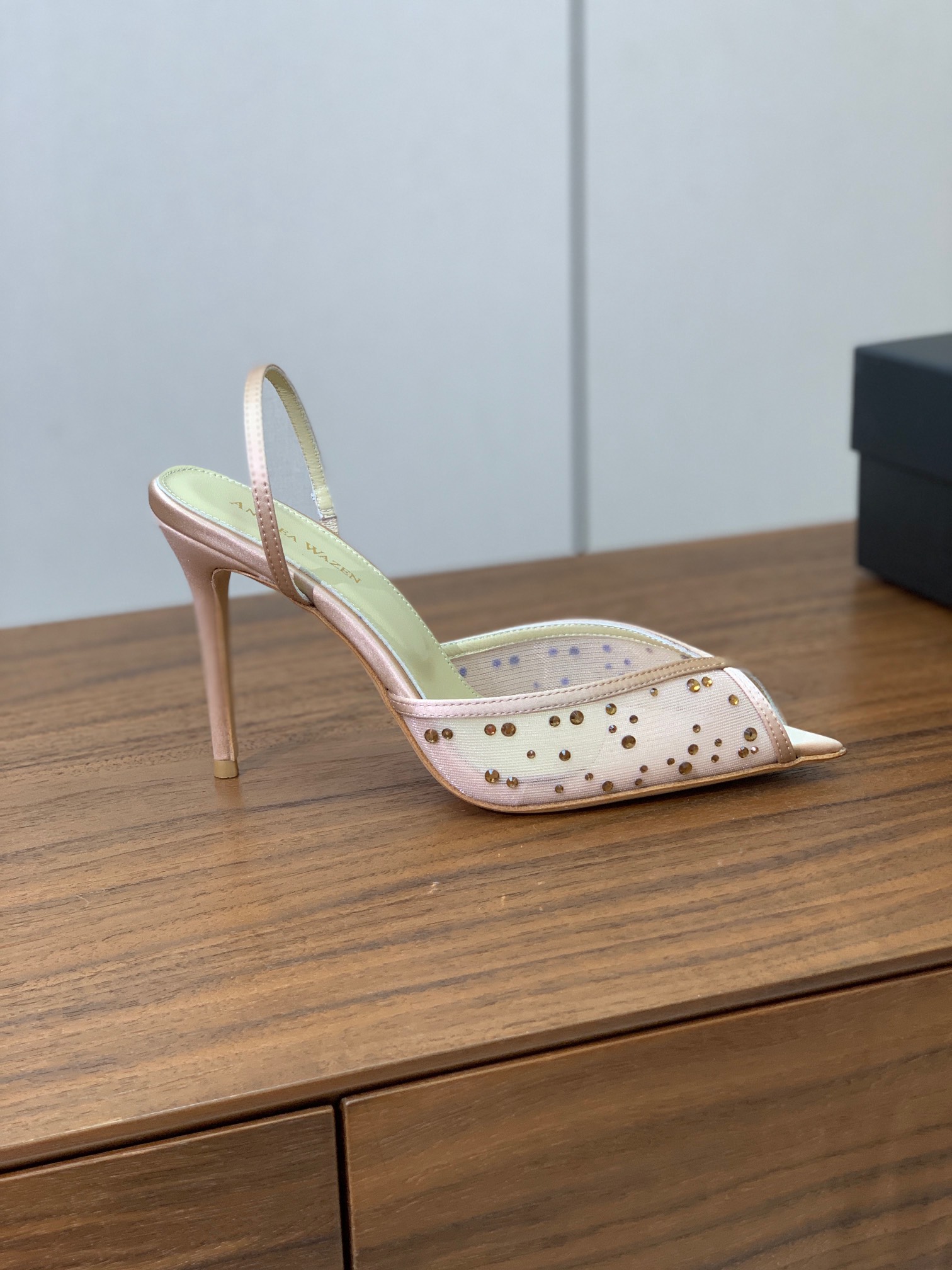 【Anderea Wazen】网钻凉鞋。非常的美，上脚无敌了。鞋面进口网面烫钻。羊皮垫脚。真皮大底，跟高