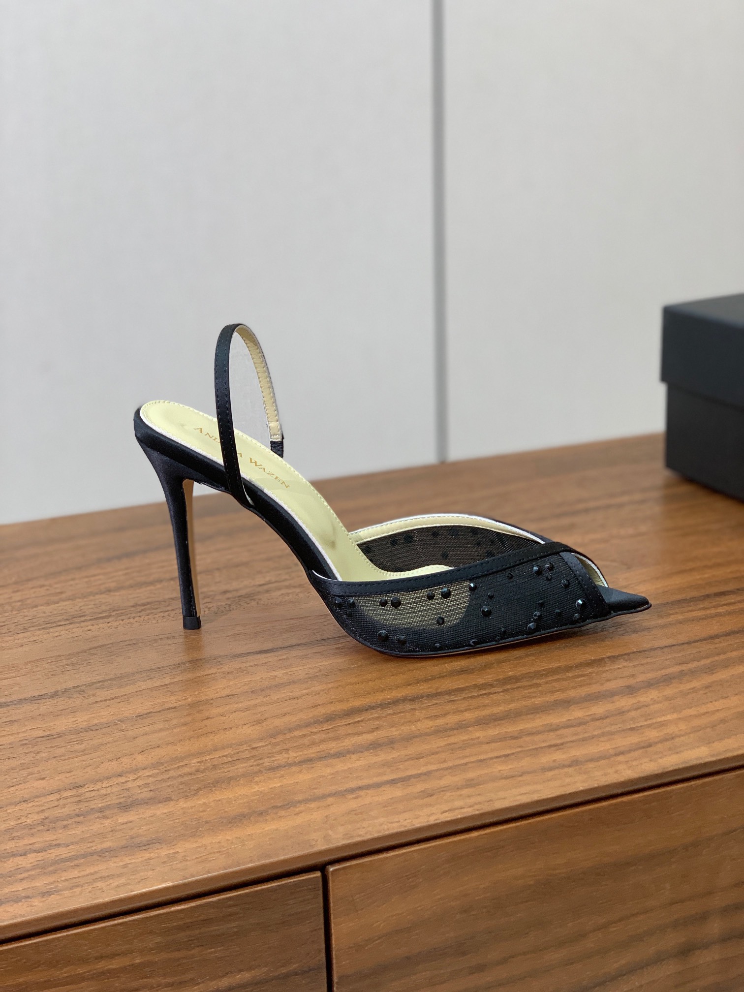 【Anderea Wazen】网钻凉鞋。非常的美，上脚无敌了。鞋面进口网面烫钻。羊皮垫脚。真皮大底，跟高