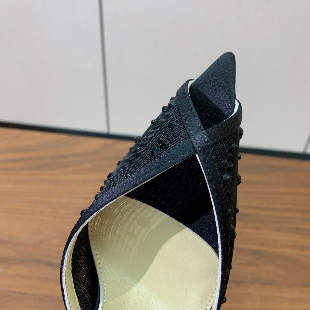 【Anderea Wazen】网钻凉鞋。非常的美，上脚无敌了。鞋面进口网面烫钻。羊皮垫脚。真皮大底，跟高