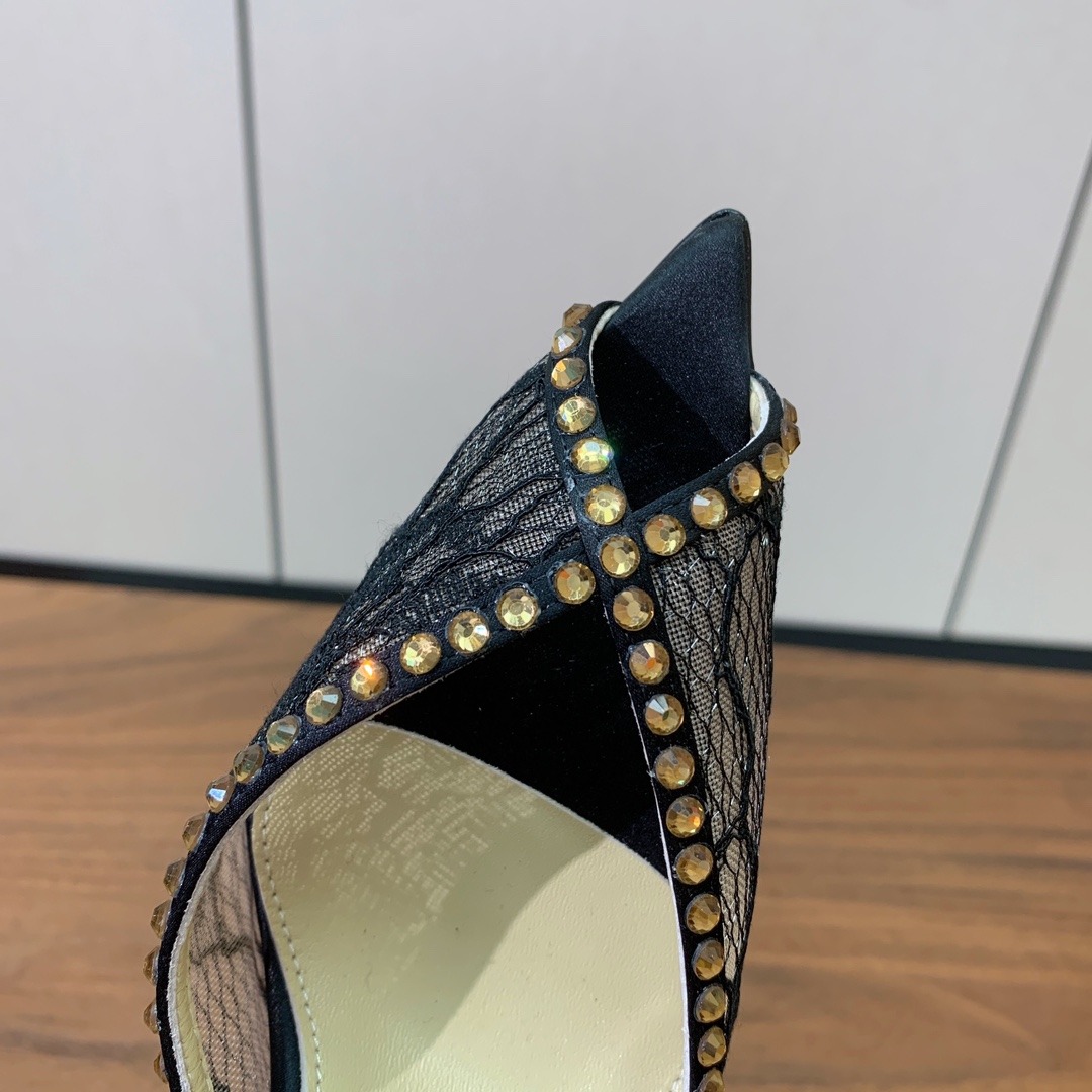 【Anderea Wazen】蕾丝凉鞋。纯手工蕾丝折叠工艺，非常的美，上脚无敌了。鞋面进口真丝+蕾丝。羊