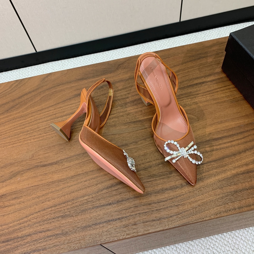 【Amina Muaddi】 网面钻扣后空单鞋。定制面料，细腻柔美，仿佛穿上了春天的浪漫。羊皮垫脚，注塑