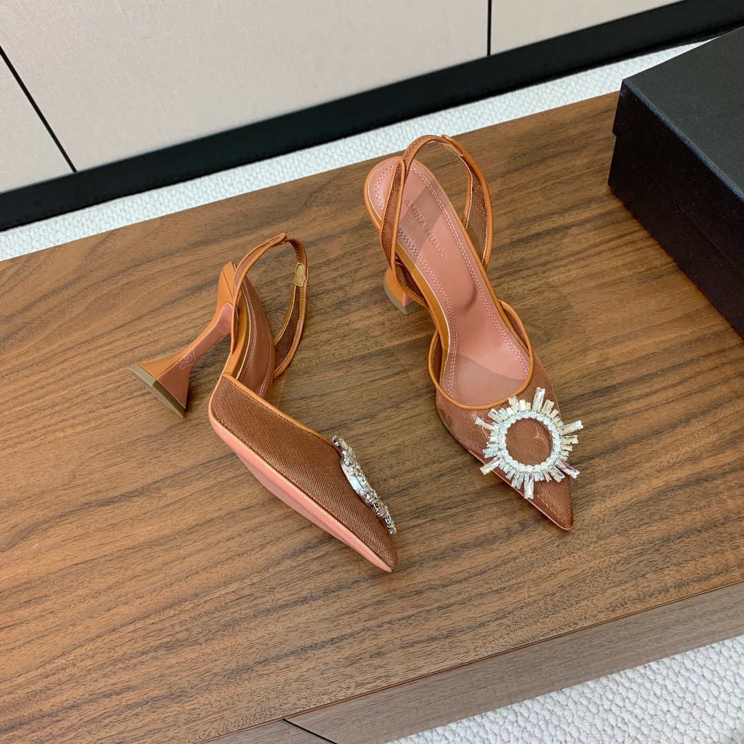 【Amina Muaddi】 网面钻扣后空单鞋。定制面料，细腻柔美，仿佛穿上了春天的浪漫。羊皮垫脚，注塑