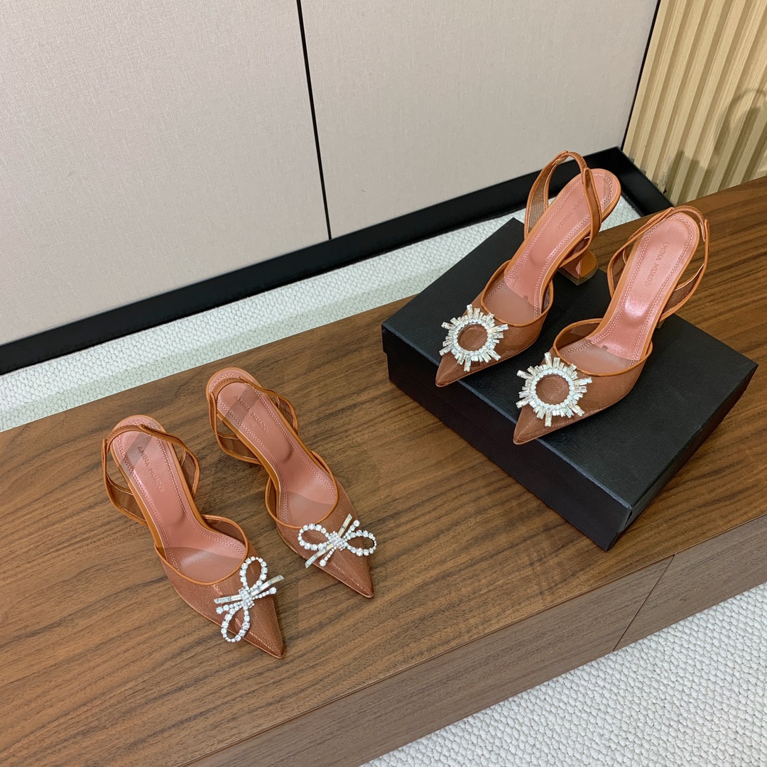 【Amina Muaddi】 网面钻扣后空单鞋。定制面料，细腻柔美，仿佛穿上了春天的浪漫。羊皮垫脚，注塑