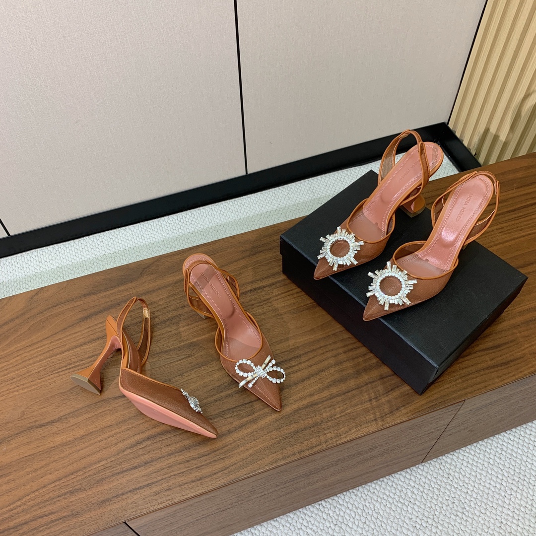 【Amina Muaddi】 网面钻扣后空单鞋。定制面料，细腻柔美，仿佛穿上了春天的浪漫。羊皮垫脚，注塑