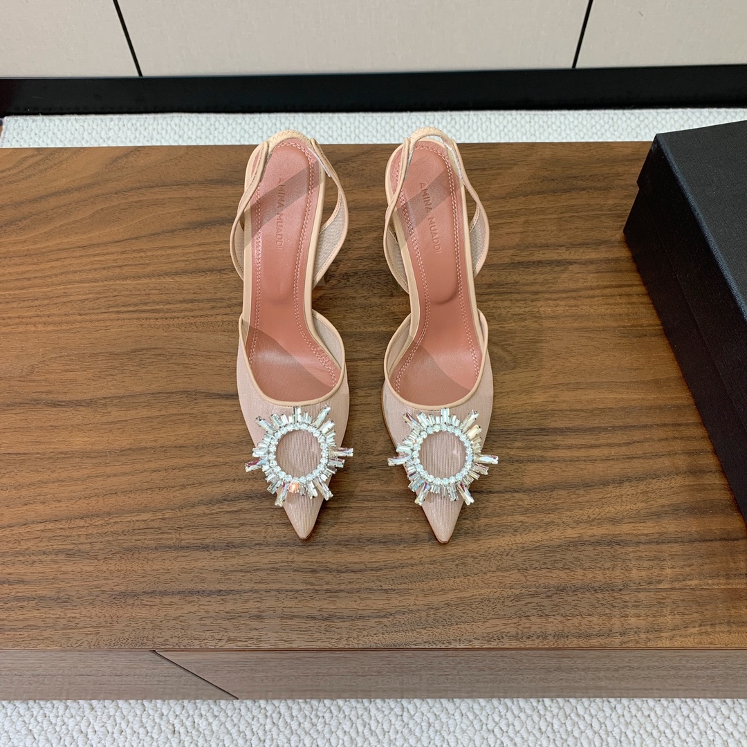 【Amina Muaddi】 网面钻扣后空单鞋。定制面料，细腻柔美，仿佛穿上了春天的浪漫。羊皮垫脚，注塑