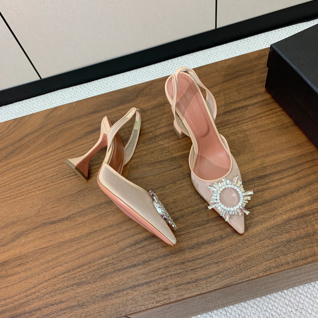 【Amina Muaddi】 网面钻扣后空单鞋。定制面料，细腻柔美，仿佛穿上了春天的浪漫。羊皮垫脚，注塑