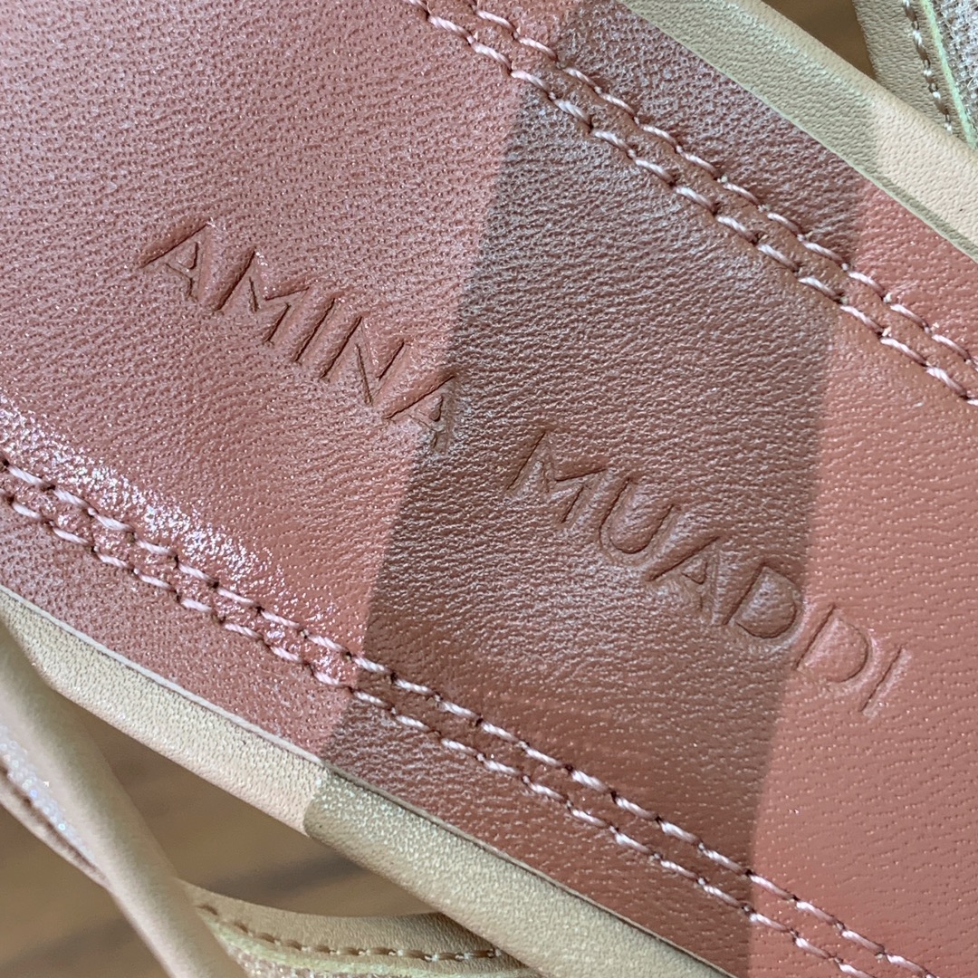 【Amina Muaddi】 网面钻扣后空单鞋。定制面料，细腻柔美，仿佛穿上了春天的浪漫。羊皮垫脚，注塑