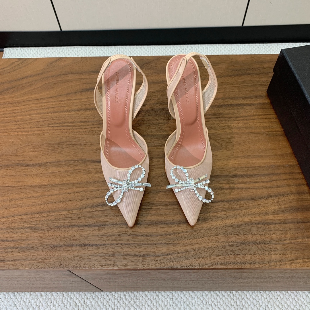 【Amina Muaddi】 网面钻扣后空单鞋。定制面料，细腻柔美，仿佛穿上了春天的浪漫。羊皮垫脚，注塑