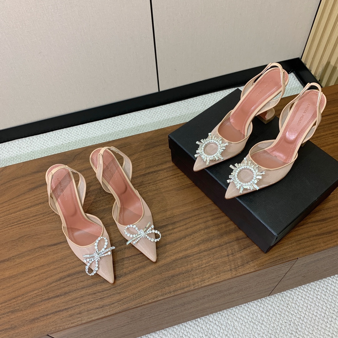 【Amina Muaddi】 网面钻扣后空单鞋。定制面料，细腻柔美，仿佛穿上了春天的浪漫。羊皮垫脚，注塑