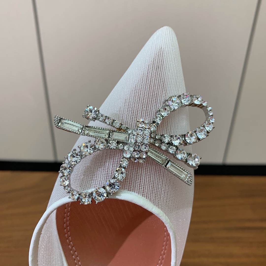【Amina Muaddi】 网面钻扣后空单鞋。定制面料，细腻柔美，仿佛穿上了春天的浪漫。羊皮垫脚，注塑