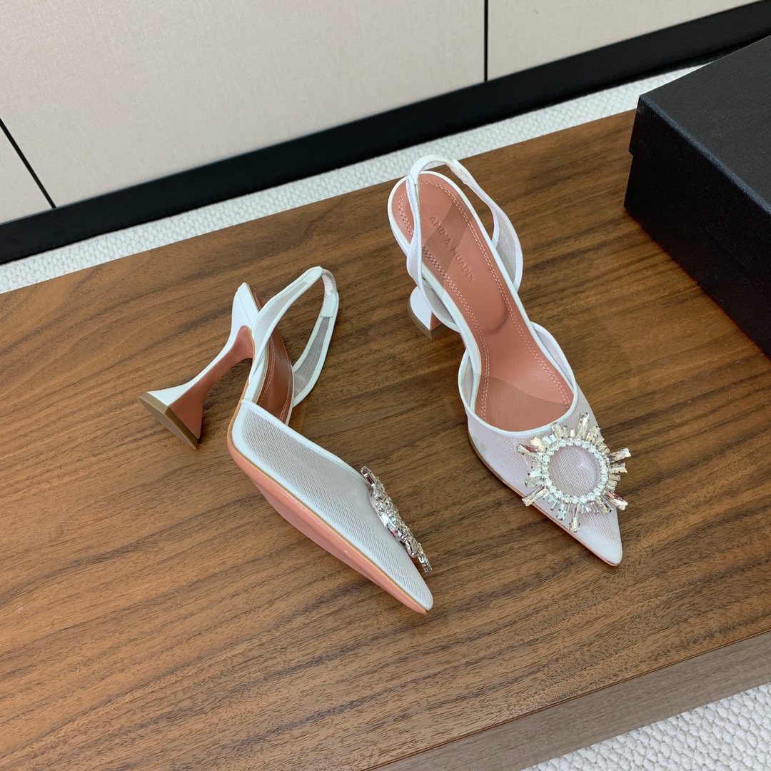 【Amina Muaddi】 网面钻扣后空单鞋。定制面料，细腻柔美，仿佛穿上了春天的浪漫。羊皮垫脚，注塑