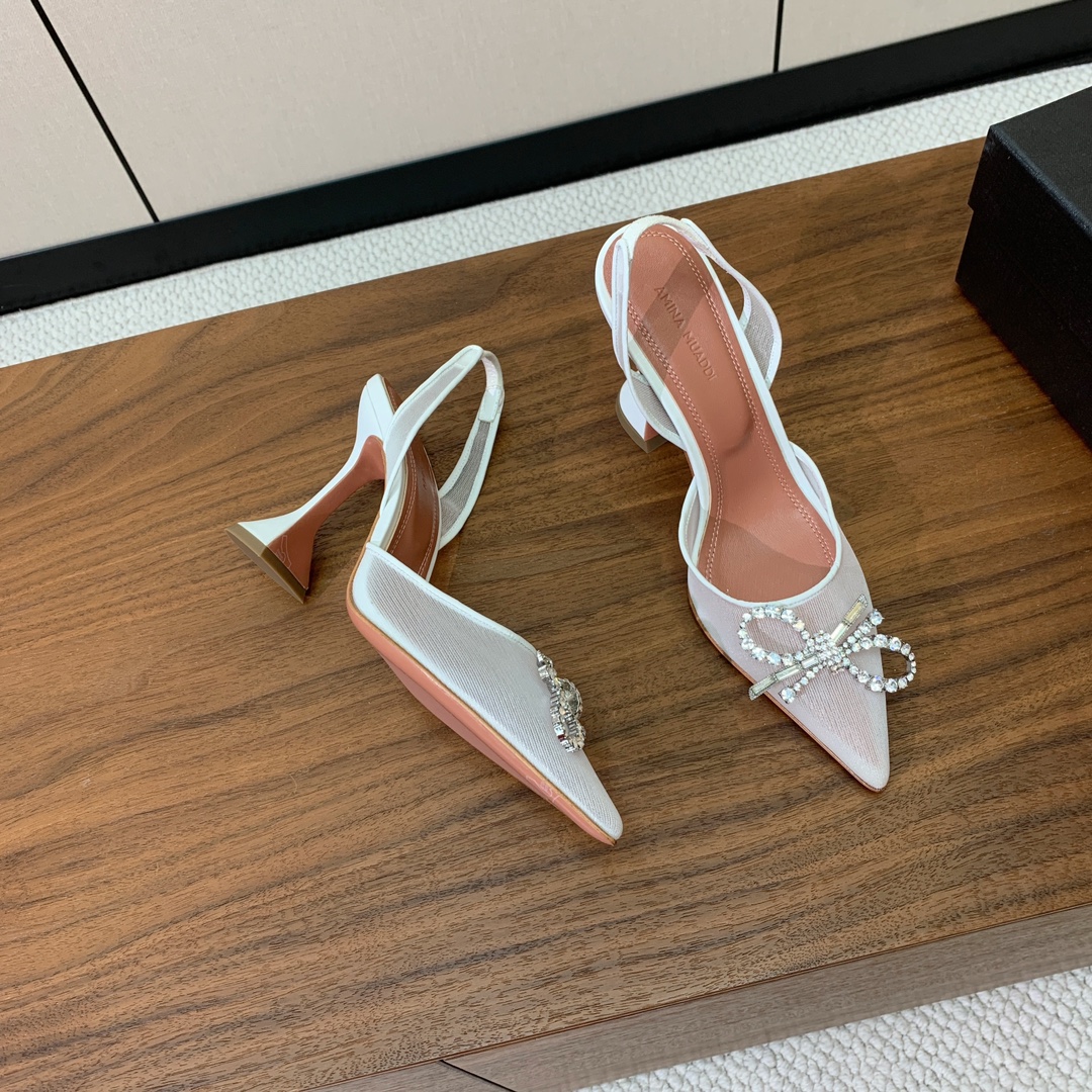 【Amina Muaddi】 网面钻扣后空单鞋。定制面料，细腻柔美，仿佛穿上了春天的浪漫。羊皮垫脚，注塑