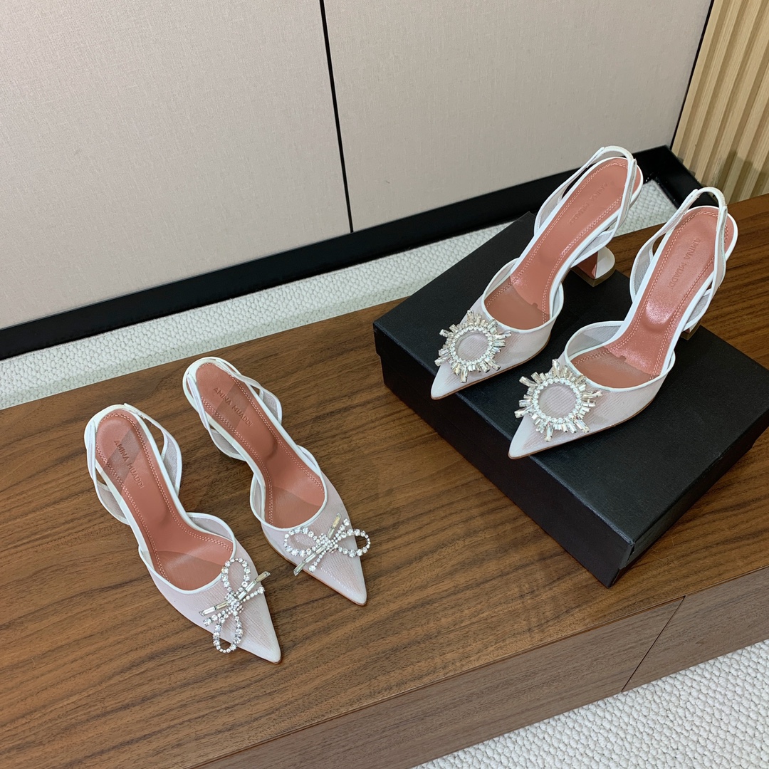 【Amina Muaddi】 网面钻扣后空单鞋。定制面料，细腻柔美，仿佛穿上了春天的浪漫。羊皮垫脚，注塑