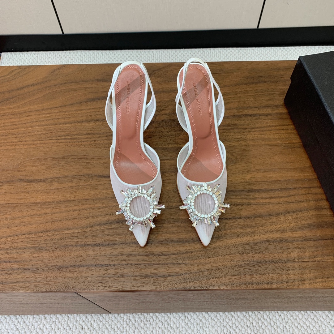 【Amina Muaddi】 网面钻扣后空单鞋。定制面料，细腻柔美，仿佛穿上了春天的浪漫。羊皮垫脚，注塑