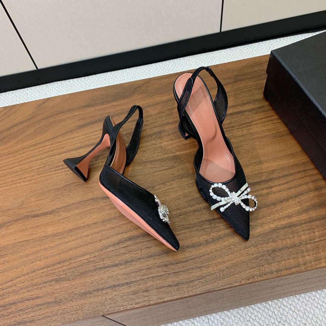 【Amina Muaddi】 网面钻扣后空单鞋。定制面料，细腻柔美，仿佛穿上了春天的浪漫。羊皮垫脚，注塑