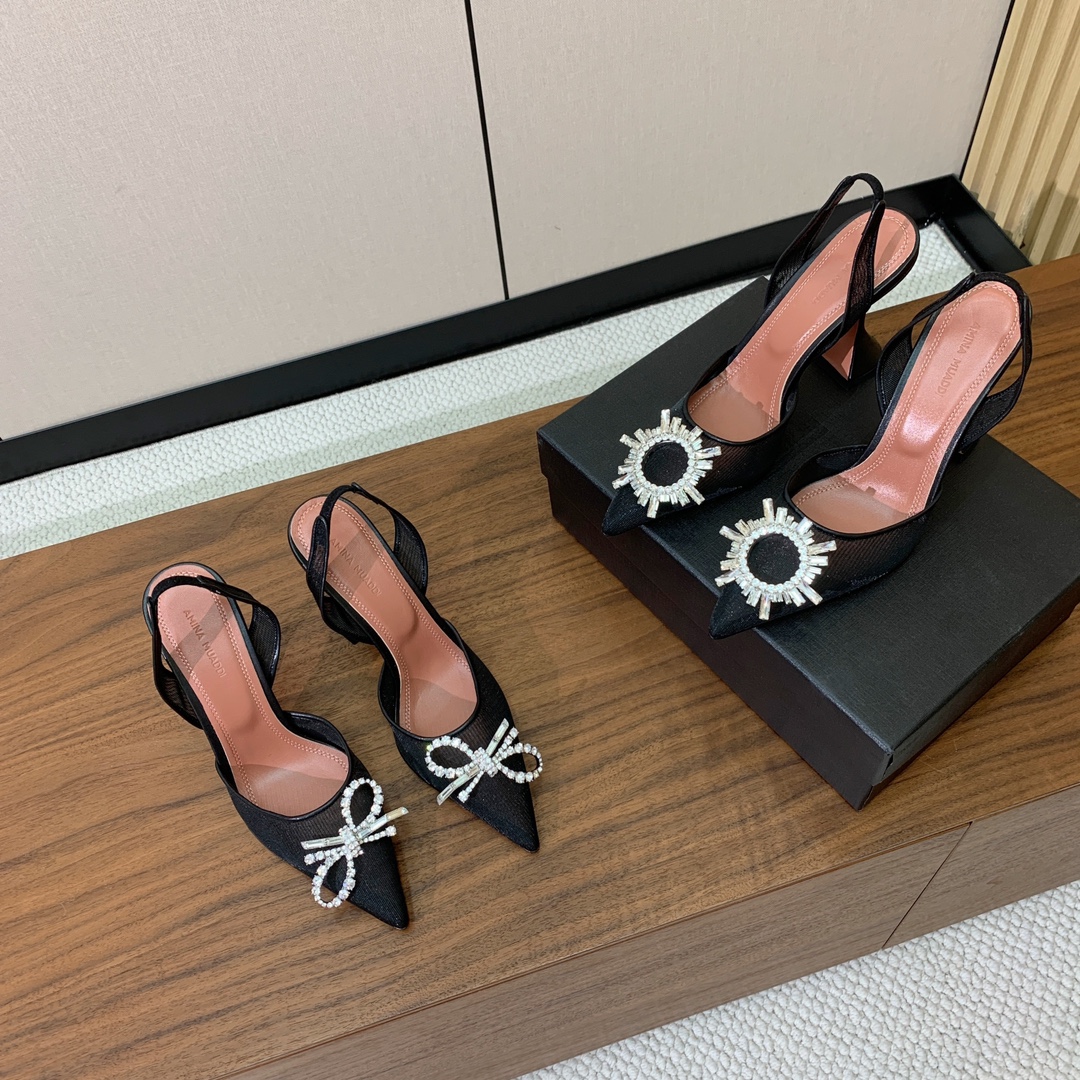 【Amina Muaddi】 网面钻扣后空单鞋。定制面料，细腻柔美，仿佛穿上了春天的浪漫。羊皮垫脚，注塑
