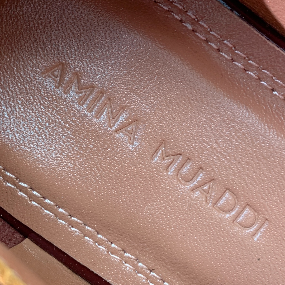 【Amina Muaddi】钻扣平底单鞋。简约气质款。鞋面漆皮、真丝。羊皮垫脚、注塑真皮大底。
码数：3