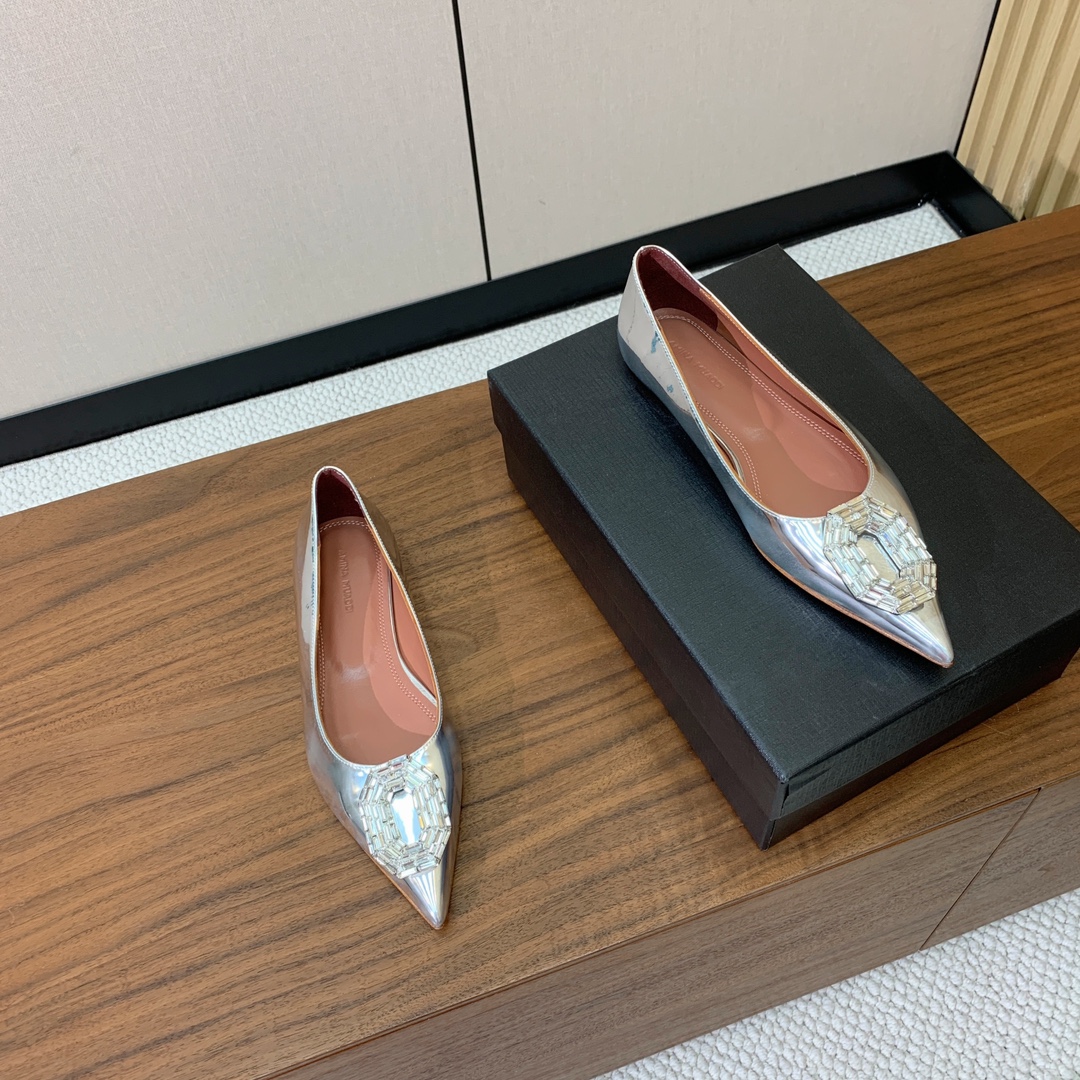 【Amina Muaddi】钻扣平底单鞋。简约气质款。鞋面漆皮、真丝。羊皮垫脚、注塑真皮大底。
码数：3