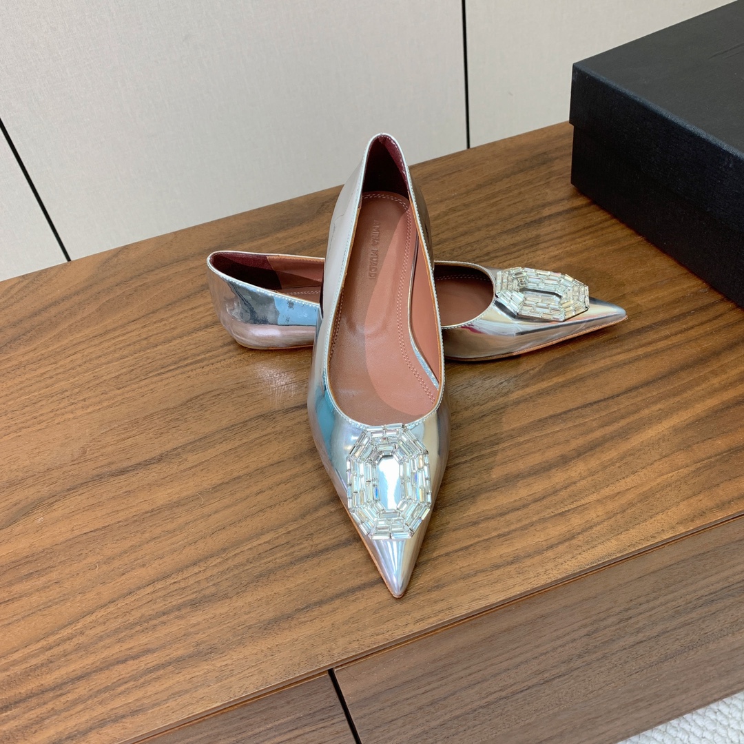 【Amina Muaddi】钻扣平底单鞋。简约气质款。鞋面漆皮、真丝。羊皮垫脚、注塑真皮大底。
码数：3