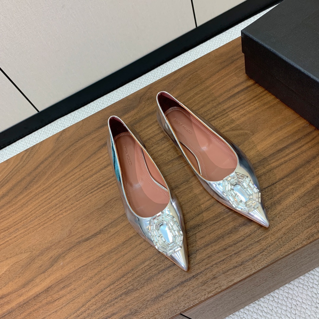 【Amina Muaddi】钻扣平底单鞋。简约气质款。鞋面漆皮、真丝。羊皮垫脚、注塑真皮大底。
码数：3