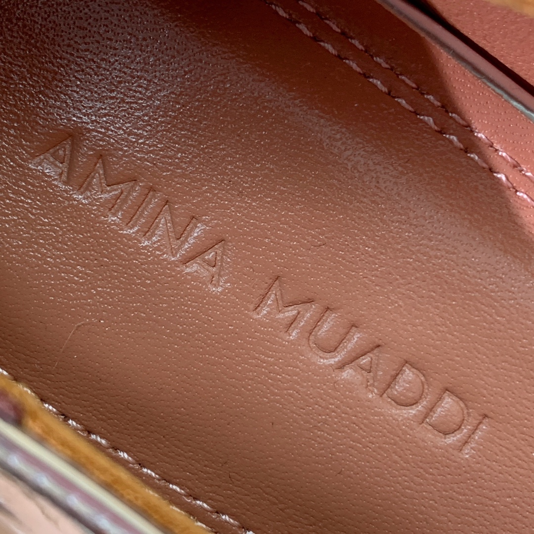 【Amina Muaddi】钻扣平底单鞋。简约气质款。鞋面漆皮、真丝。羊皮垫脚、注塑真皮大底。
码数：3