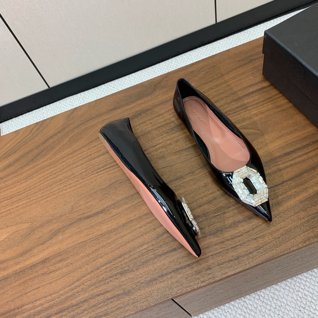 【Amina Muaddi】钻扣平底单鞋。简约气质款。鞋面漆皮、真丝。羊皮垫脚、注塑真皮大底。
码数：3