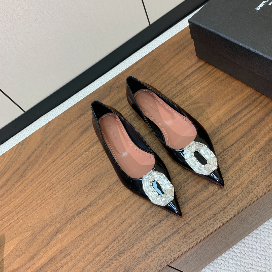 【Amina Muaddi】钻扣平底单鞋。简约气质款。鞋面漆皮、真丝。羊皮垫脚、注塑真皮大底。
码数：3
