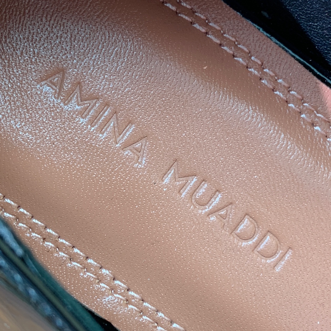 【Amina Muaddi】钻扣平底单鞋。简约气质款。鞋面漆皮、真丝。羊皮垫脚、注塑真皮大底。
码数：3