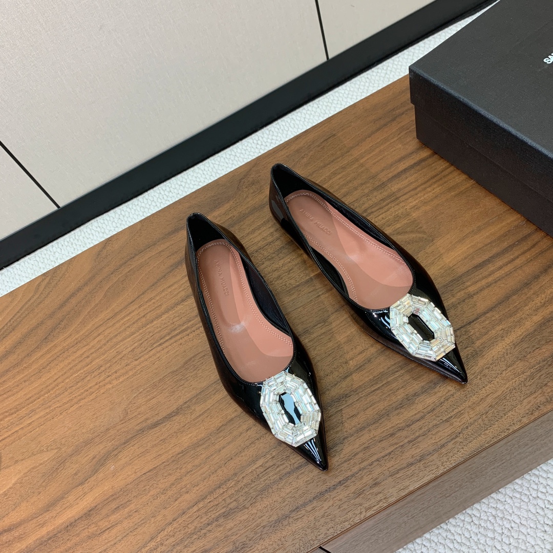 【Amina Muaddi】钻扣平底单鞋。简约气质款。鞋面漆皮、真丝。羊皮垫脚、注塑真皮大底。
码数：3
