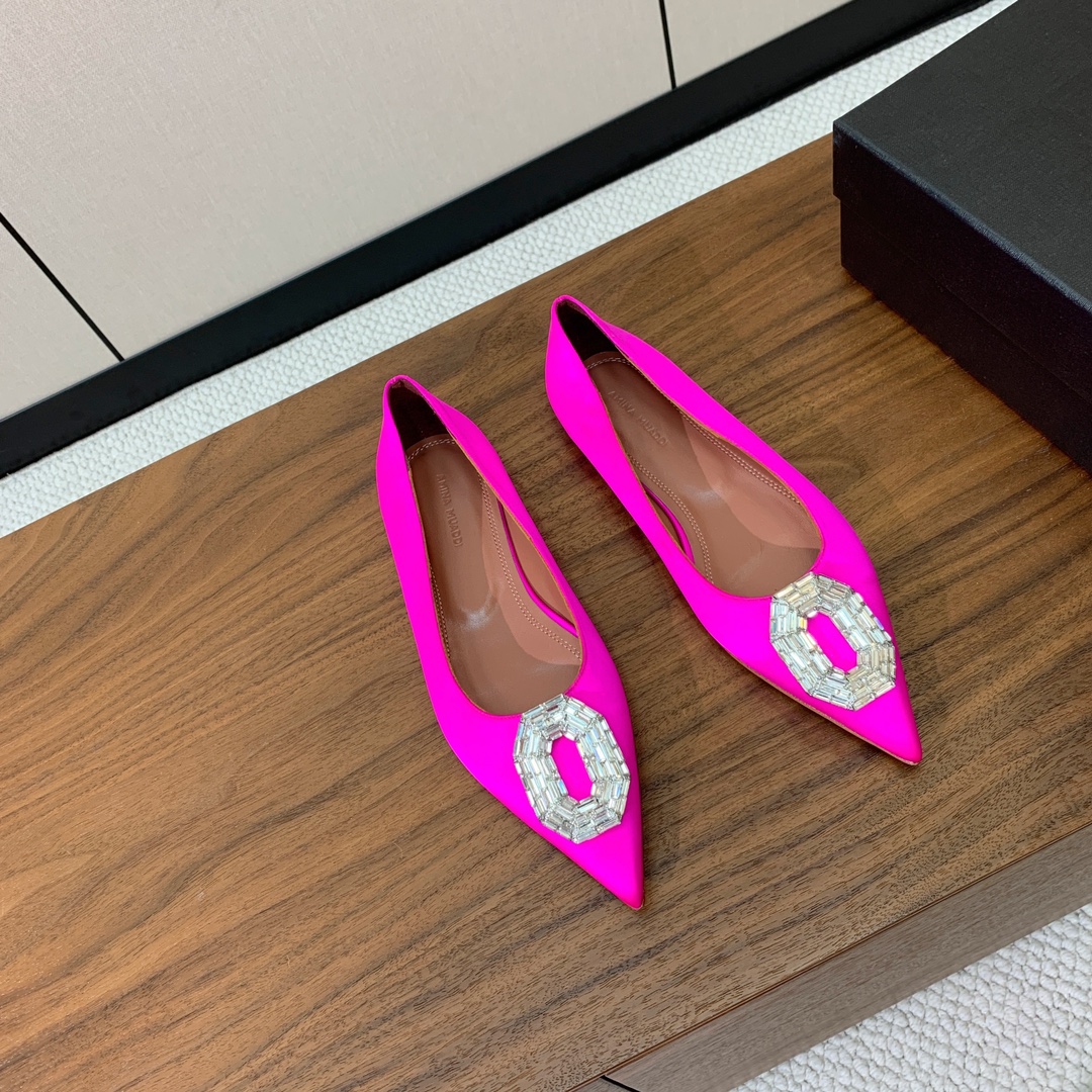 【Amina Muaddi】钻扣平底单鞋。简约气质款。鞋面漆皮、真丝。羊皮垫脚、注塑真皮大底。
码数：3